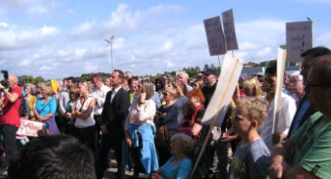 Austrians condemn refugee centre arson at rally