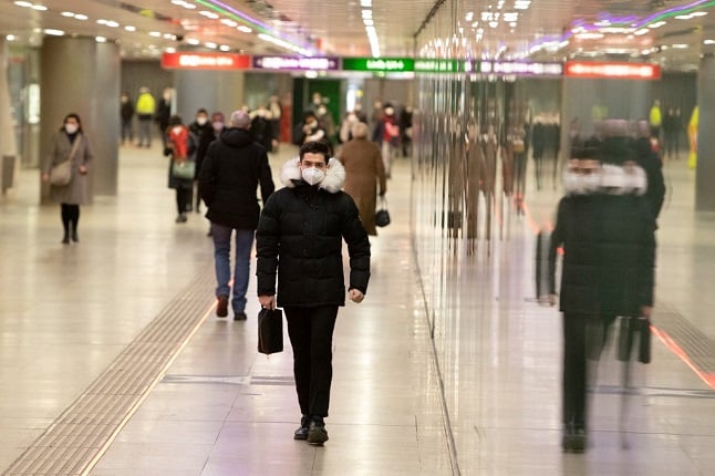 Commuter wears FFP2 mask