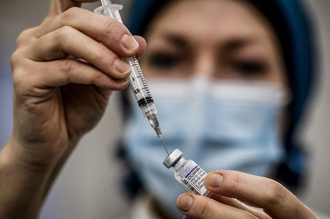 Doctor prepares vaccine